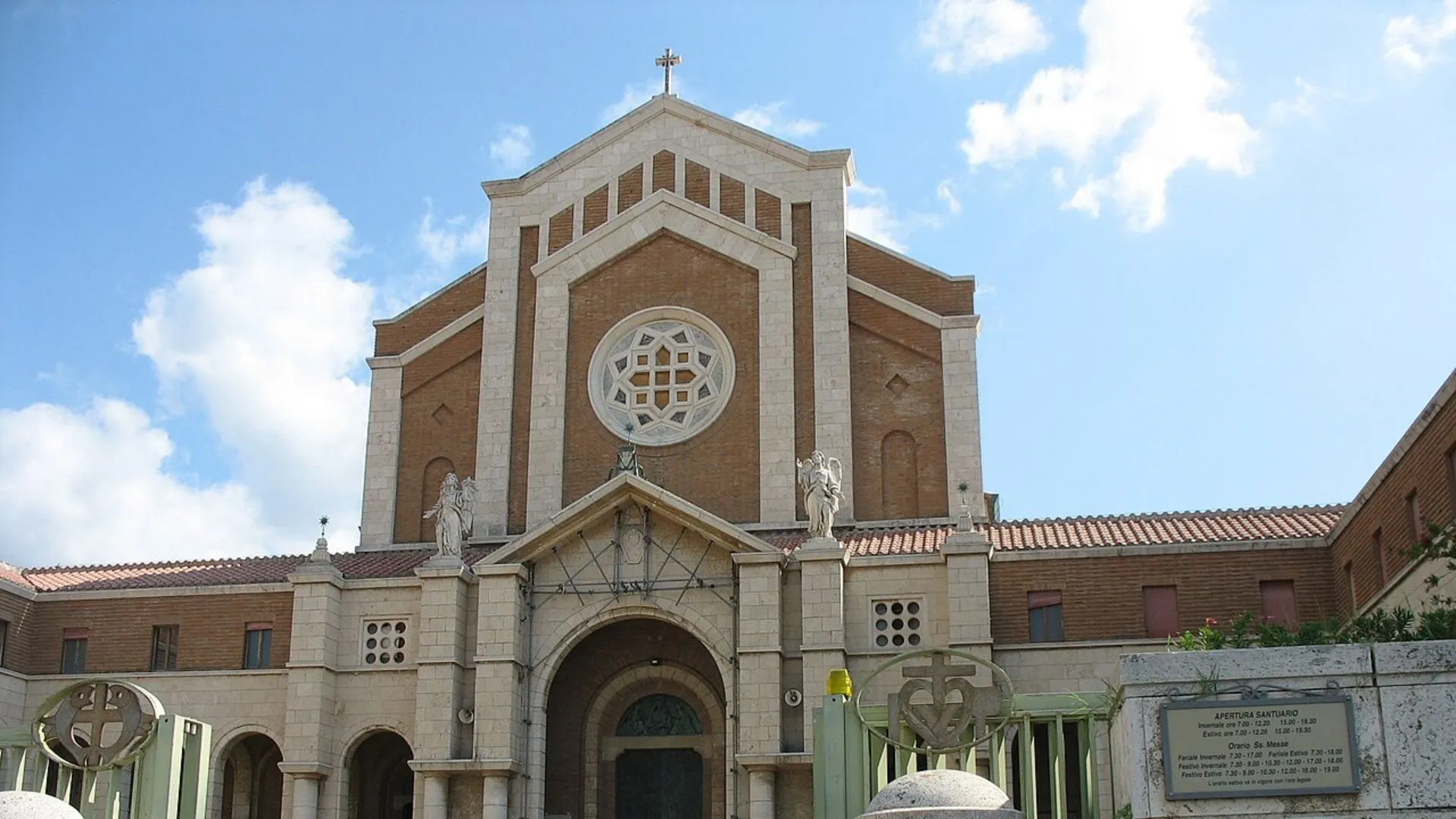  Sanktuarium Matki Bożej Łaskawej i św. Marii Goretti w Nettuno
